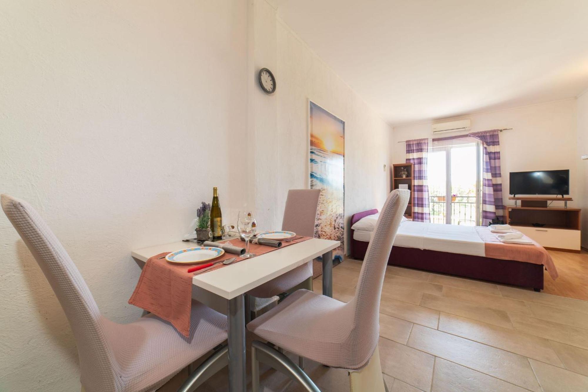 Apartment Livaja Kaštel Novi Habitación foto